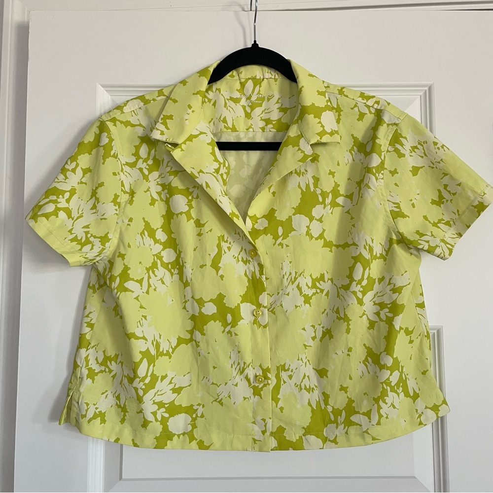 Outdoor Voices Lime Green and White Floral Short Sleeve Hiking Shirt